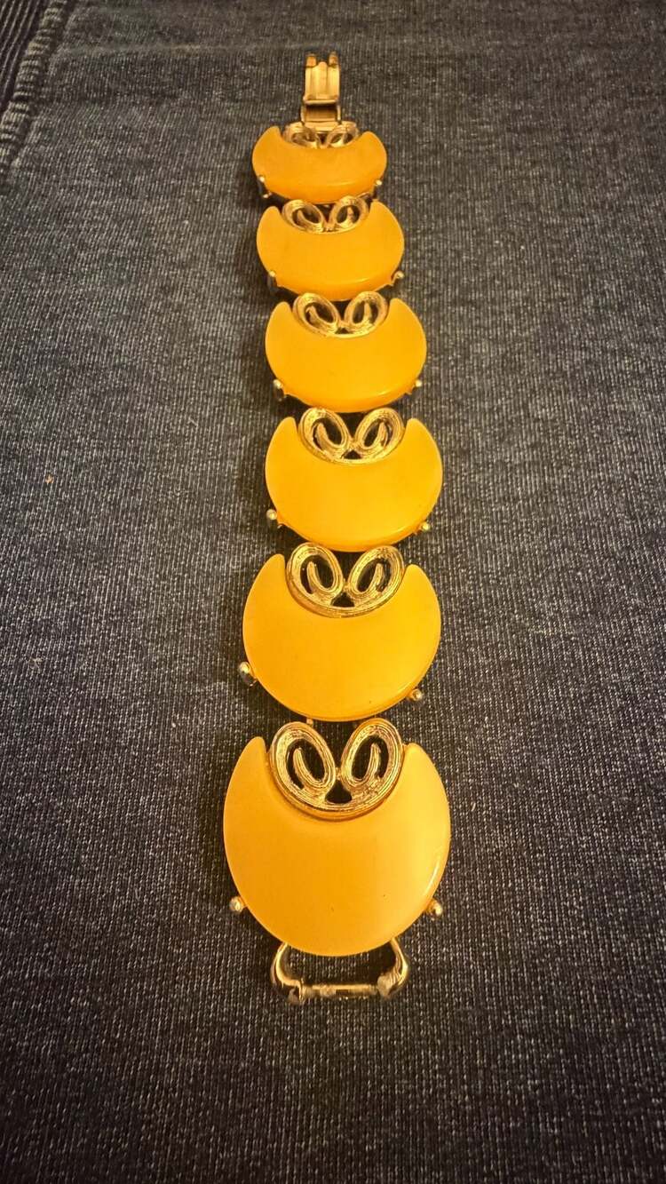 Vintage 1950s Butterscotch Yellow Thermoset Lucite Crescent Link Bracelet